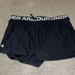 BLACK UNDER ARMOUR ATHLETIC SHORTS